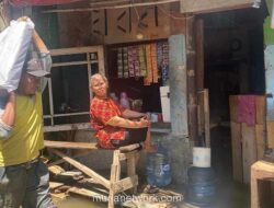 Warga Pluit Bertahan di Tengah Genangan Rob, Bantuan Pemerintah Belum Tampak