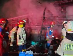 Korsleting Picu Kobaran Api, Kapal Nelayan Hangus di Pelabuhan Muara Baru