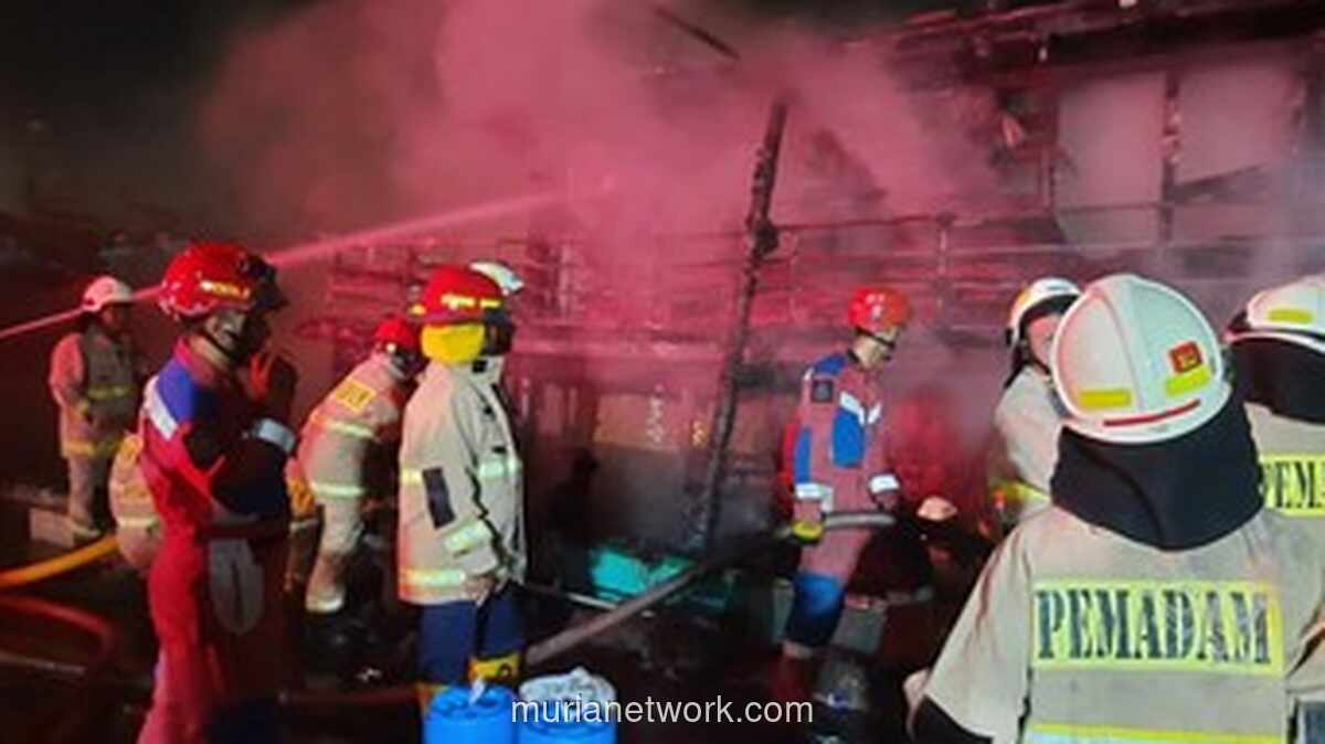 Korsleting Picu Kobaran Api, Kapal Nelayan Hangus di Pelabuhan Muara Baru