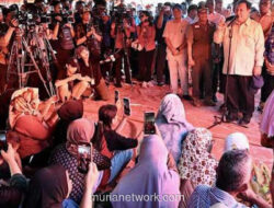 Prabowo Turun ke Genangan Lumpur, Tegaskan Negara Tak Tinggalkan Korban Banjir