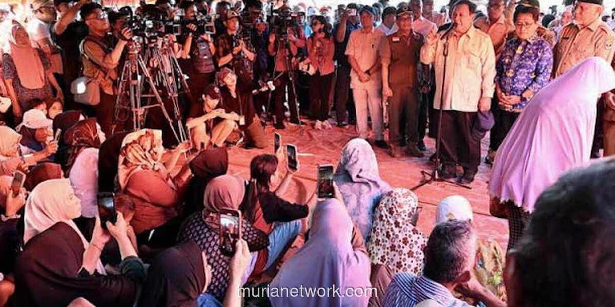 Prabowo Turun ke Genangan Lumpur, Tegaskan Negara Tak Tinggalkan Korban Banjir