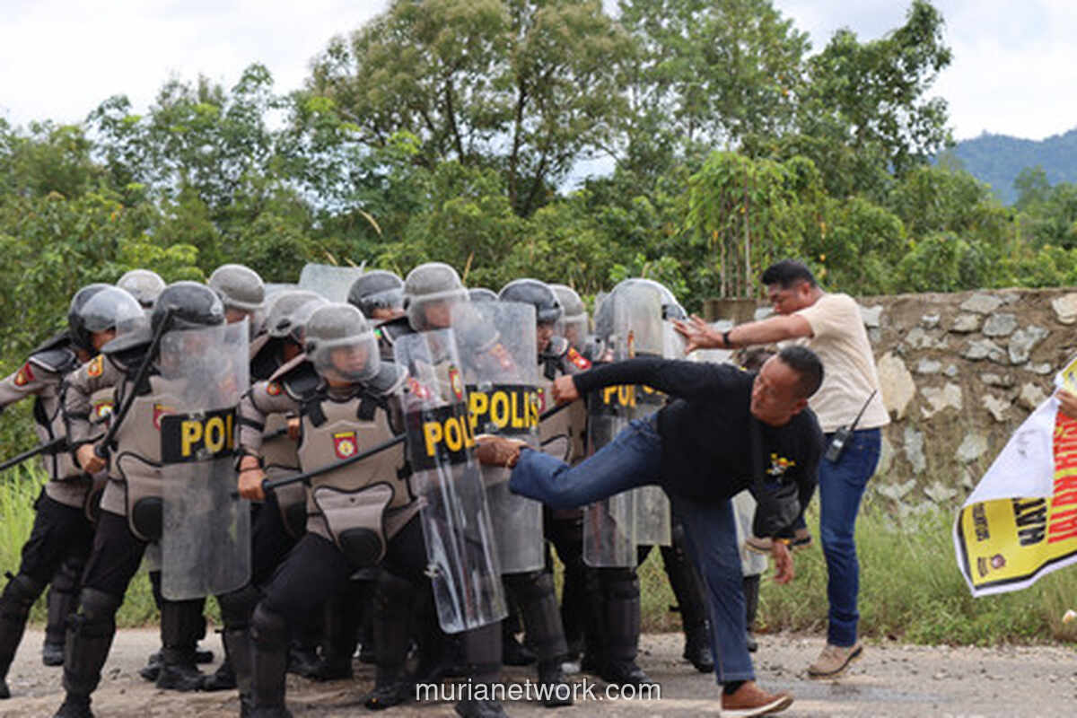 Kapolres Melawi Pimpin Simulasi Unjuk Rasa di Halaman DPRD