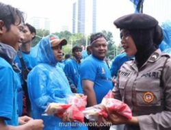 Hujan Guyur Aksi Nelayan, Polisi Bagikan Roti dan Air Mineral