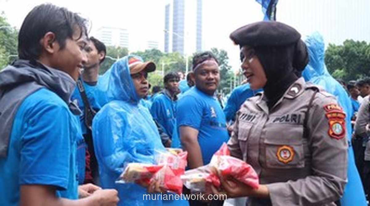 Hujan Guyur Aksi Nelayan, Polisi Bagikan Roti dan Air Mineral