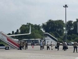 Prabowo Blusukan ke Posko Banjir Sumbar Usai Tinjau Sumut dan Aceh