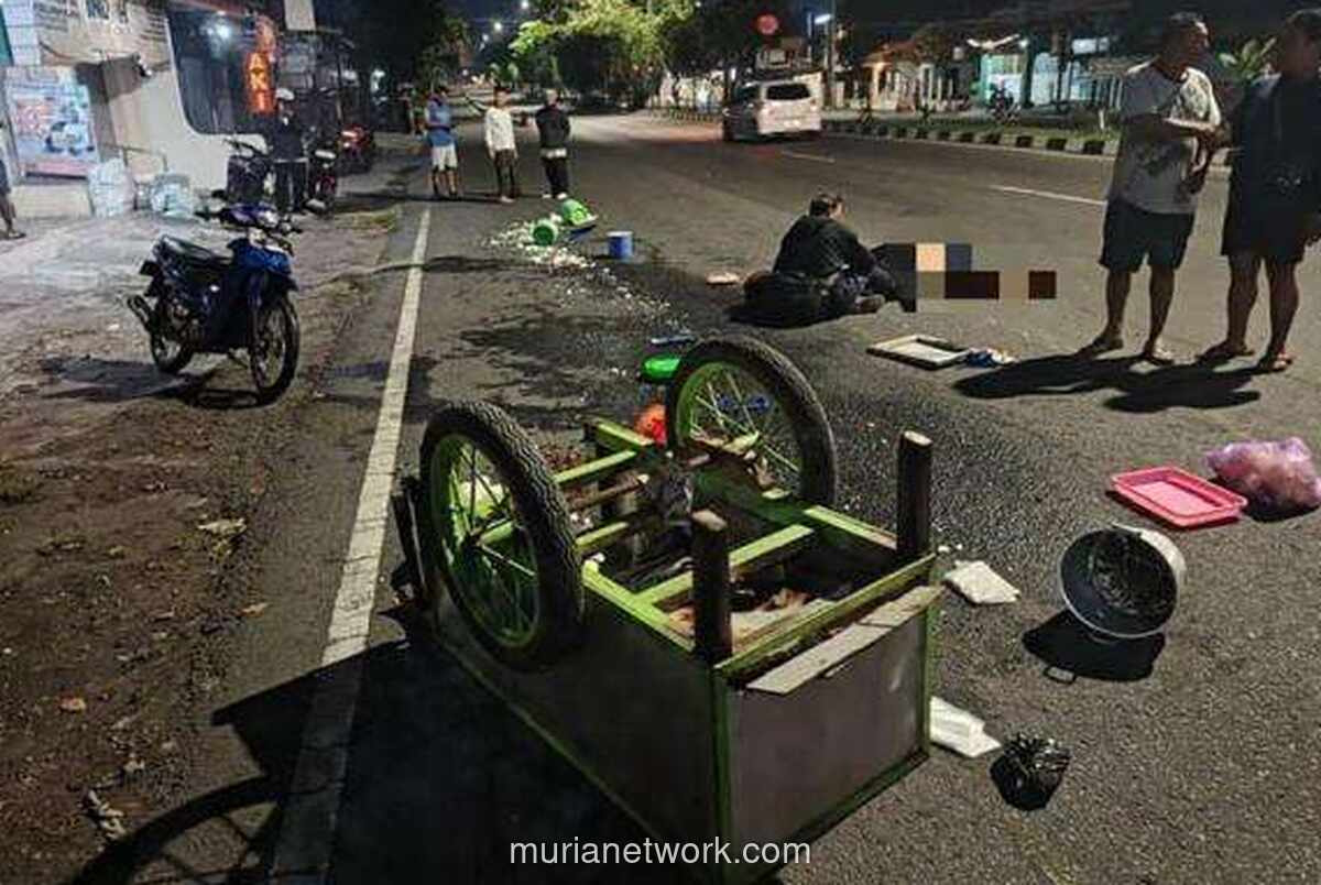 Motor Penerobos Lampu Merah Tabrak Gerobak di Dongkelan, Dua Lansia Terluka Serius