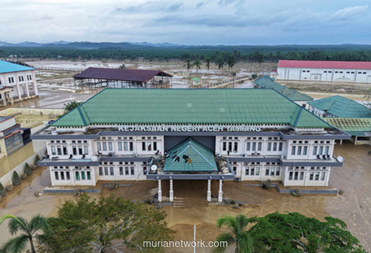 Tamiang Terisolasi Total: Kantor Pemerintahan dan Polres Tenggelam dalam Lumpur