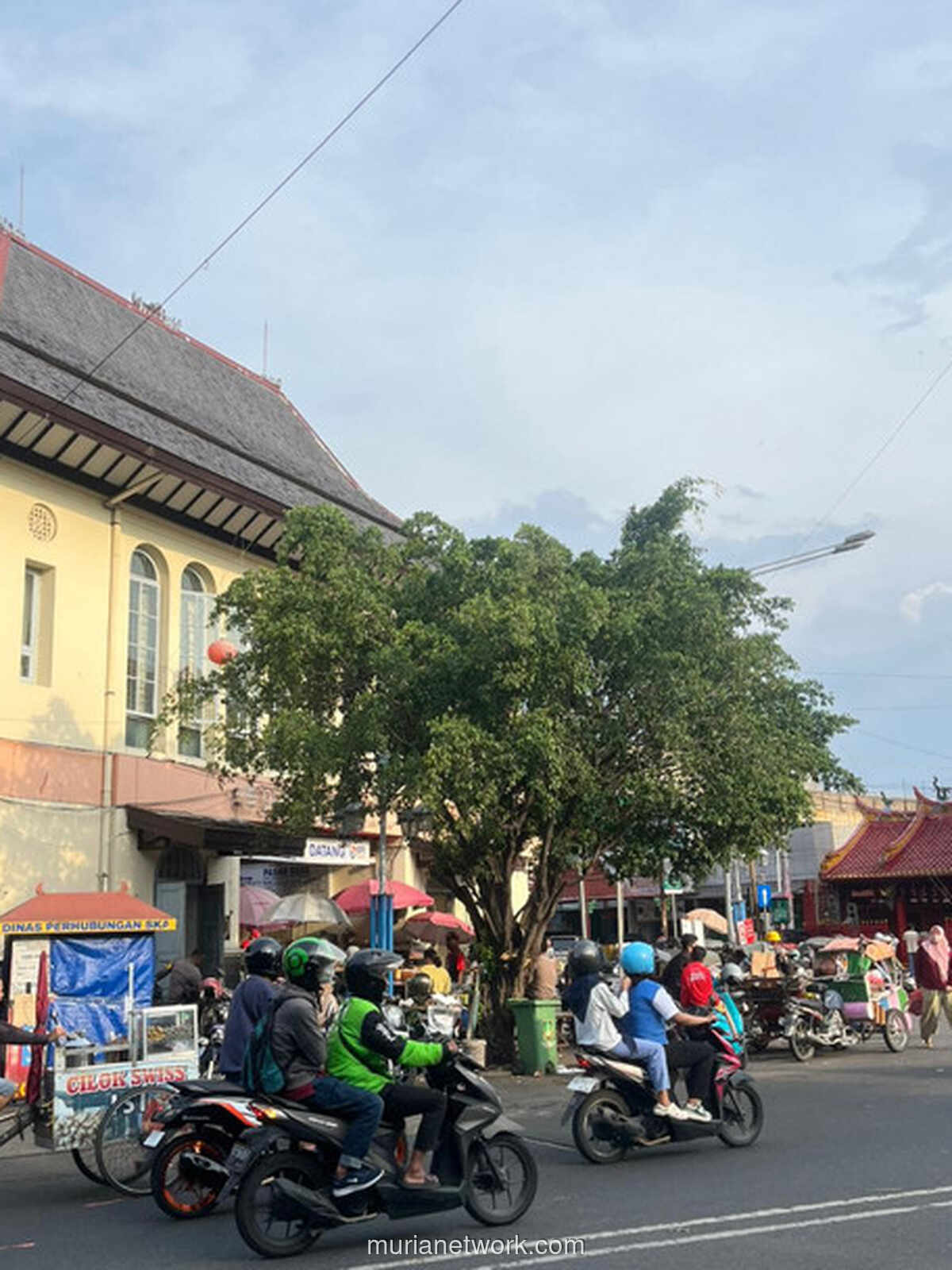 Pasar Gede Solo: Di Balik Tumpukan Sayur, Ada Ingatan yang Tak Pernah Usang