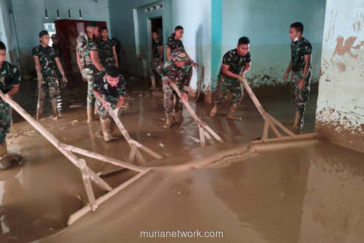 Gotong Royong TNI-Pemadam Bersihkan RSUD Aceh Tamiang dari Sisa Banjir