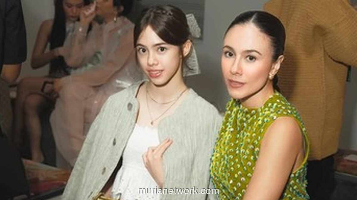 London Abigail, Putri Wulan Guritno, Memukau di Atas Runway Meski Hati Tertambat di Balik Layar