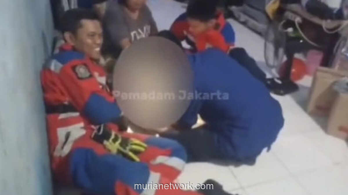 Damkar Jakut Evakuasi Bocah yang Terjepit Ritsleting Celana