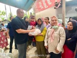 Andre Rosiade Langsung Turun ke Parak Jambu Usai Mendarat, Bagikan Sembako dan Modal Usaha