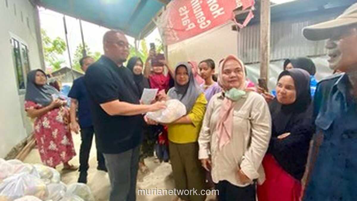 Andre Rosiade Langsung Turun ke Parak Jambu Usai Mendarat, Bagikan Sembako dan Modal Usaha