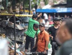 Kobaran Api Hanguskan 350 Kios di Pasar Induk Kramat Jati