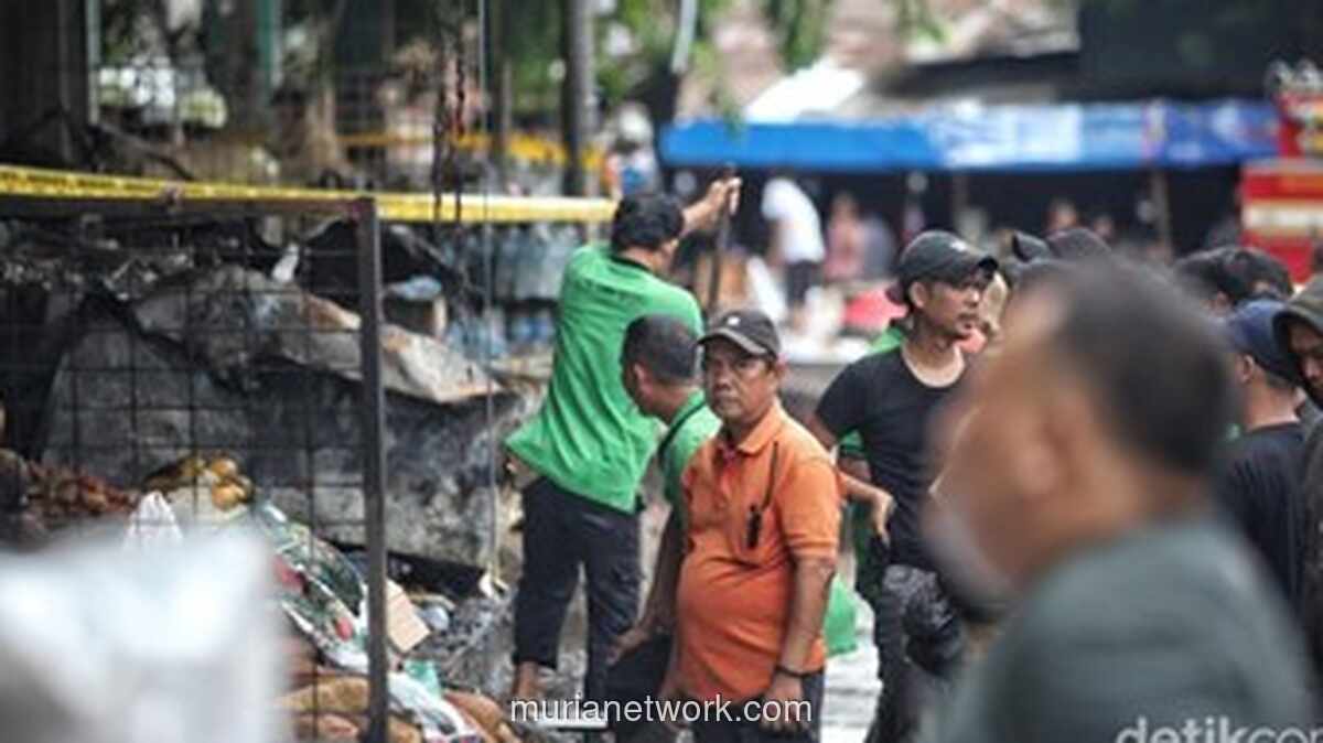 Kobaran Api Hanguskan 350 Kios di Pasar Induk Kramat Jati
