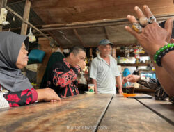 Gubernur Kalbar Lepas Jas, Ngobrol Santai soal Harga di Lapak Pasar Sintang