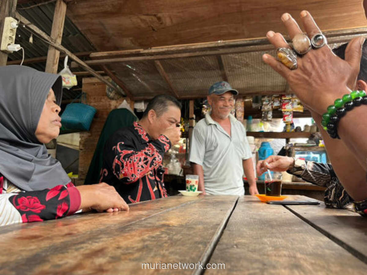 Gubernur Kalbar Lepas Jas, Ngobrol Santai soal Harga di Lapak Pasar Sintang