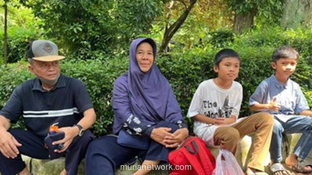 Kakek-Nenek Pilih Ragunan, Liburan Murah Meriah untuk Sederhana Bahagia