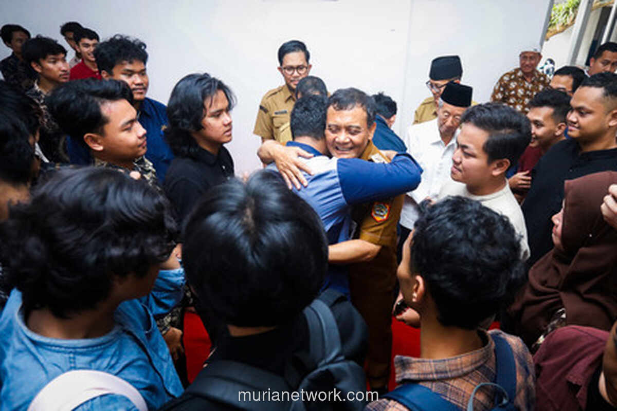 Gubernur Jateng Jadi Bapak Sementara, Jamin Hidup dan Kuliah Mahasiswa Korban Bencana Sumatera