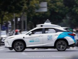 Robotaxi Hello Tabrak Pejalan Hingga Terjebak di Kolong Mobil