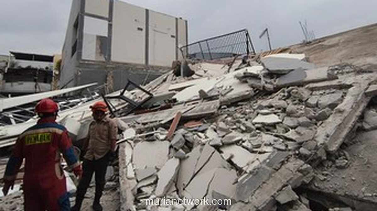 Parkir Dua Lantai di Koja Ambruk, Anak-anak Nyaris Tertimpa Reruntuhan