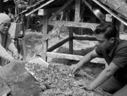 Azizah Salsha Temani Arhan Ziarah ke Makam Ayah, Berboncengan Motor