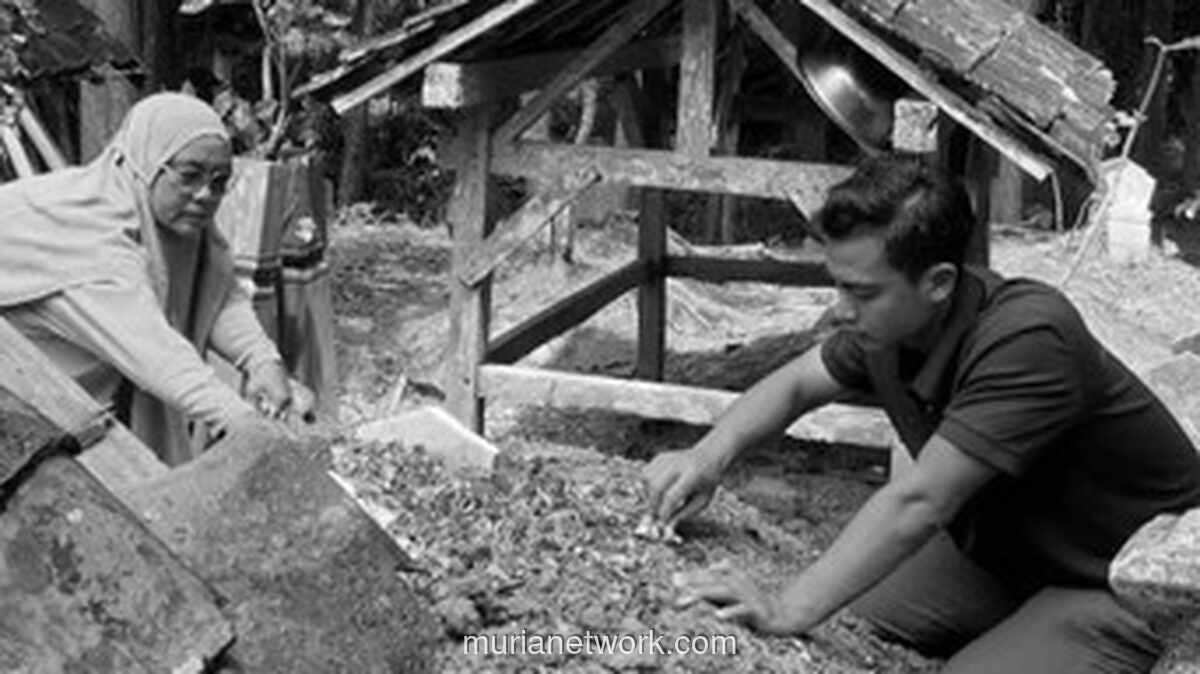 Azizah Salsha Temani Arhan Ziarah ke Makam Ayah, Berboncengan Motor