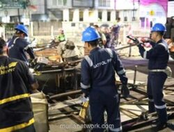 Satpol PP Bongkar 16 Reklame Tua Jelang Cuaca Ekstrem