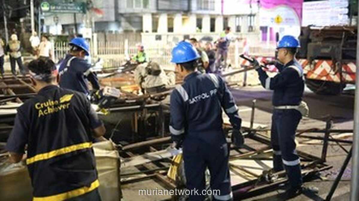 Satpol PP Bongkar 16 Reklame Tua Jelang Cuaca Ekstrem