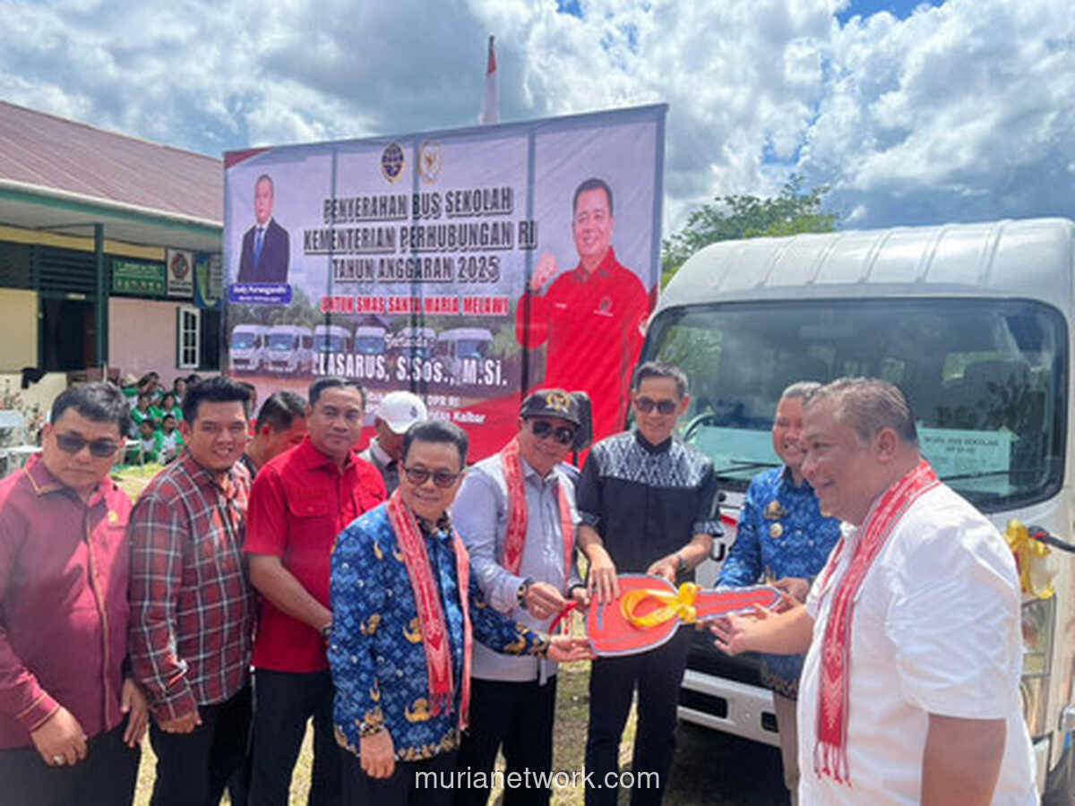 Lasarus Serahkan Bus Sekolah untuk Siswa Pedesaan di Kalbar