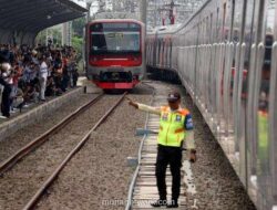 Mobil Tertabrak KRL, Lalu Lintas Kereta Bandara Poris-Kalideres Lumpuh