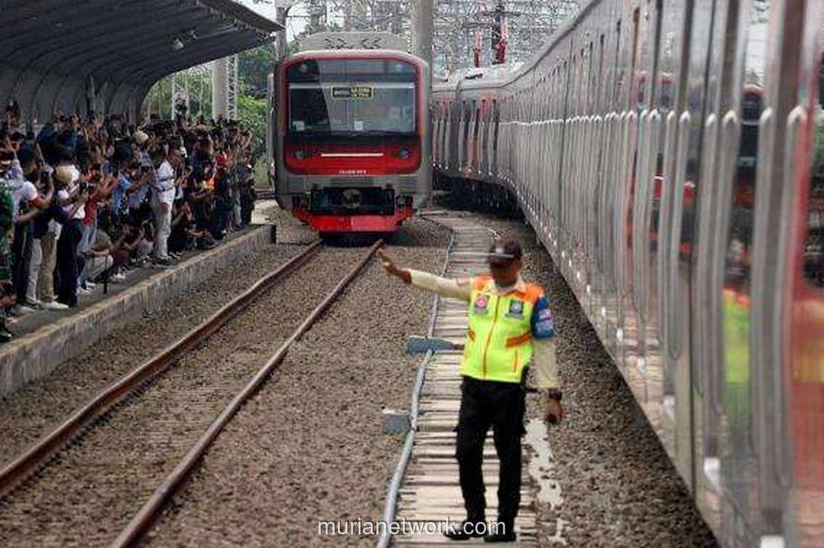 Mobil Tertabrak KRL, Lalu Lintas Kereta Bandara Poris-Kalideres Lumpuh