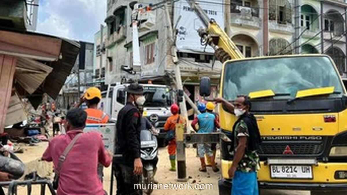 Brimob Kawal Tim PLN Pulihkan Listrik di Genangan Aceh Tamiang