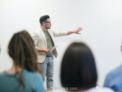 Ironi Dosen: Gelar Bergengsi, Hidup dalam Ketidakpastian