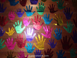 Di Balik Pintu Rumah, Saat Diri Sendiri Harus Bersembunyi