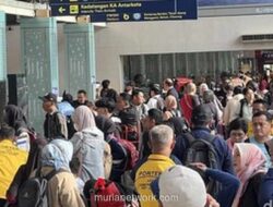 Mudik Lebih Awal, Antrean Rindu di Stasiun Senen Mulai Mengular