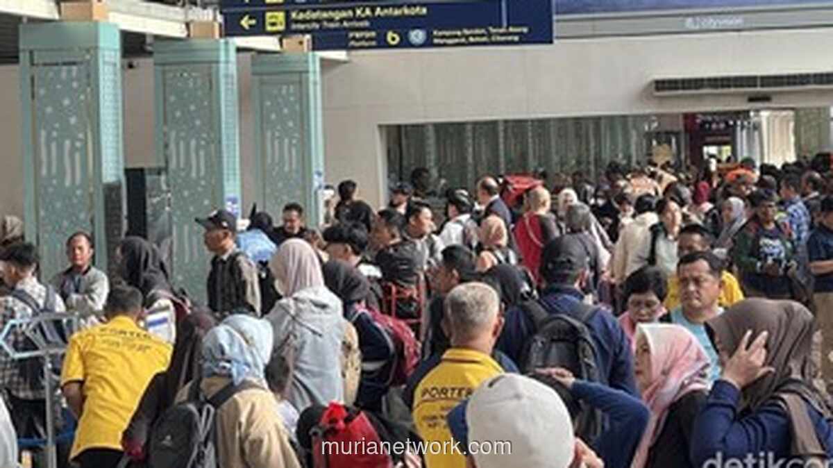 Mudik Lebih Awal, Antrean Rindu di Stasiun Senen Mulai Mengular