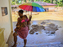 Ibadah Tetap Jalan, Meski Jalanan Masih Tergenang