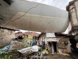 Sayap Pesawat Terbang Diterbangkan Angin Puting Beliung, Hantam Atap Rumah Warga Bogor