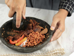 Ulekan Batu vs Blender: Chef Ungkap Rahasia Rasa yang Terjaga