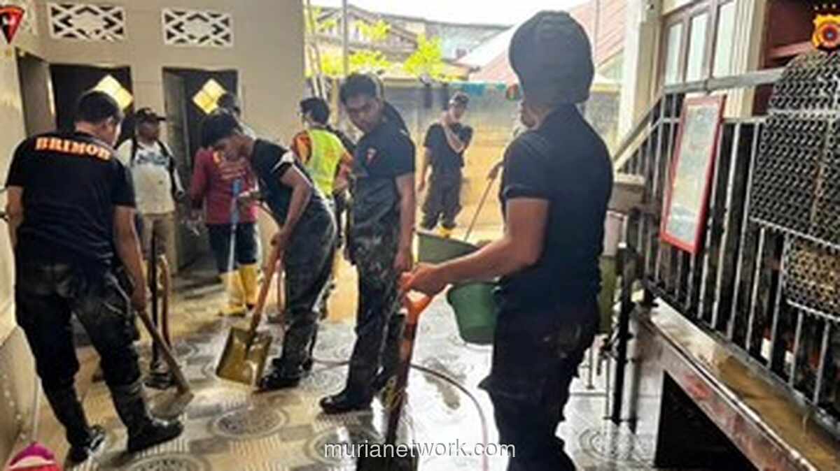 Dua Hari Berjuang, Brimob Kembalikan Kesucian Masjid yang Terendam Lumpur