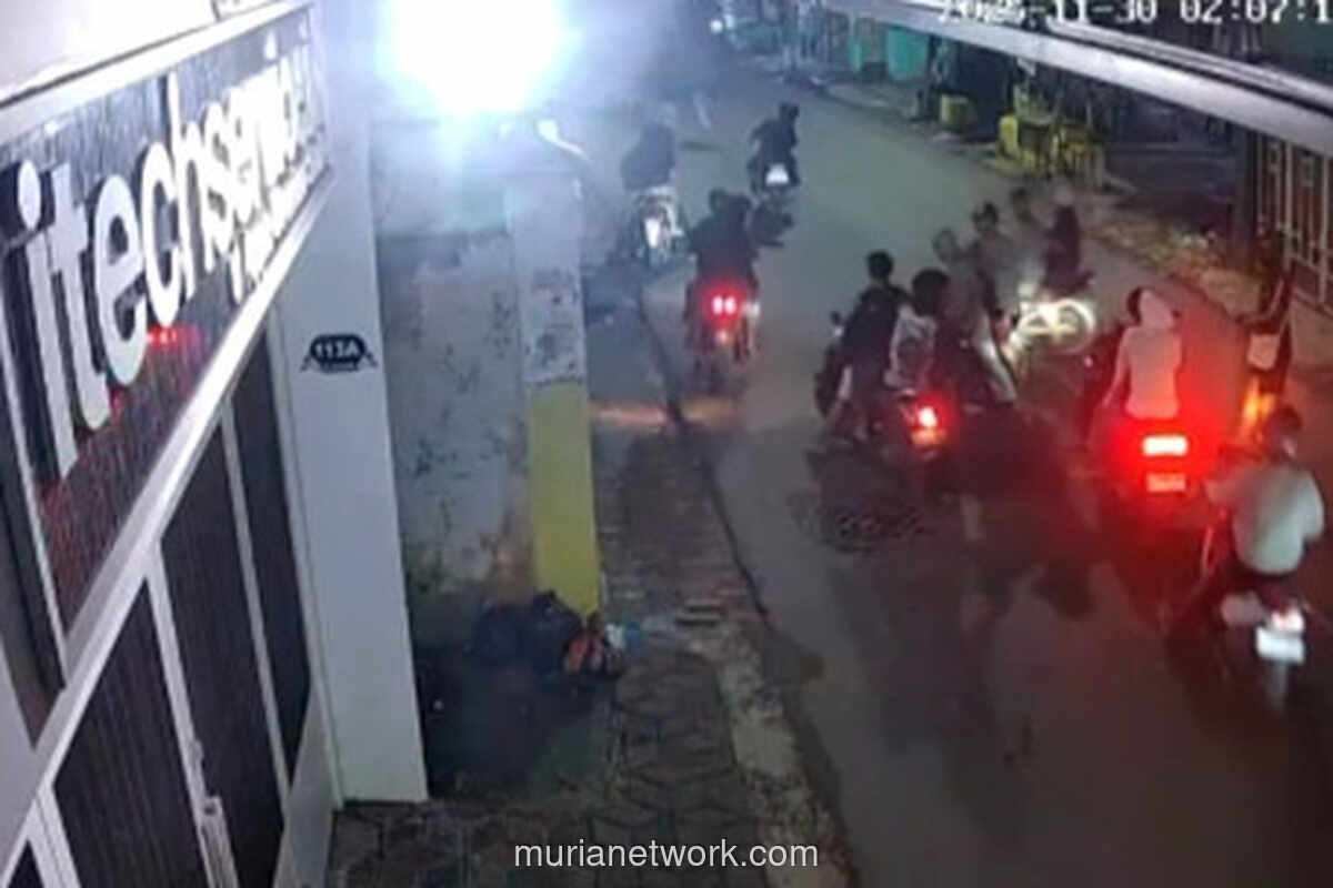 Puluhan Remaja Serbu Motor dengan Brutal di Surabaya
