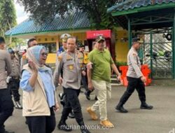 Kapolda Metro Jaya Sapa Pengunjung Ragunan, Bagikan Cokelat hingga E-Money