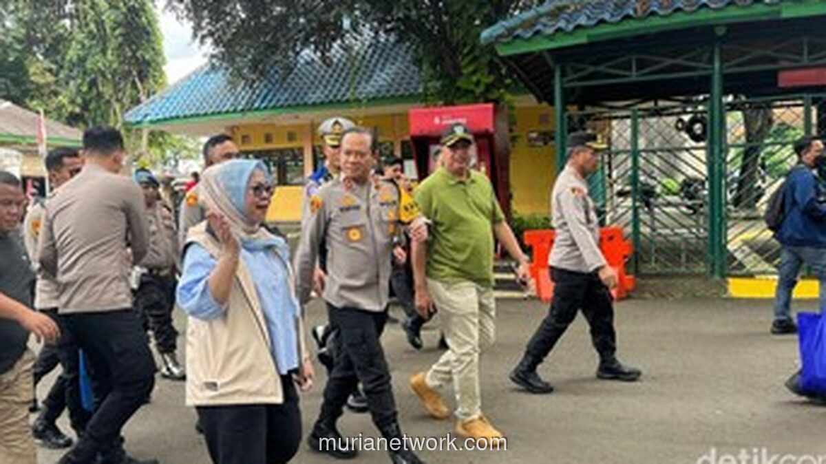 Kapolda Metro Jaya Sapa Pengunjung Ragunan, Bagikan Cokelat hingga E-Money