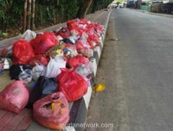Sampah Menggunung di Depan Gedung DPRD Tangsel, Warga Tutup Hidung