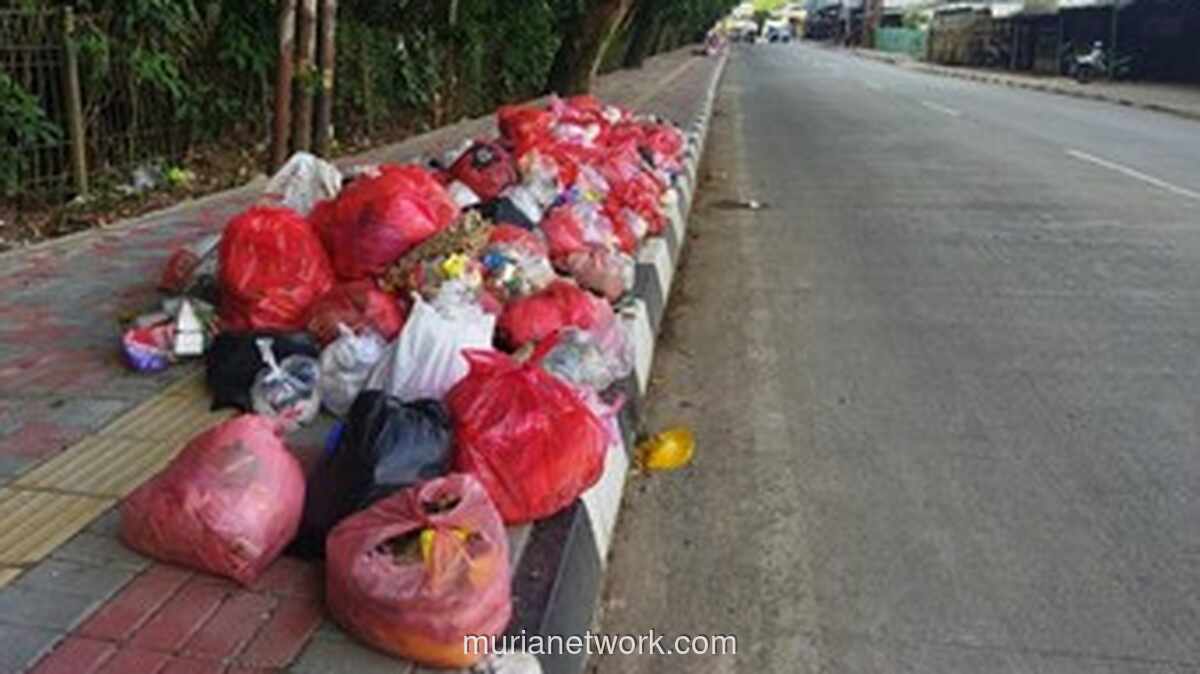 Sampah Menggunung di Depan Gedung DPRD Tangsel, Warga Tutup Hidung
