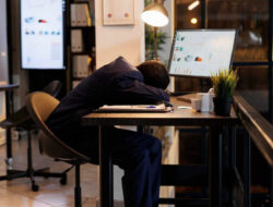 Budaya Sibuk dan Senyum Palsu: Ketika Kerja Berlebihan Dijual sebagai Kesuksesan