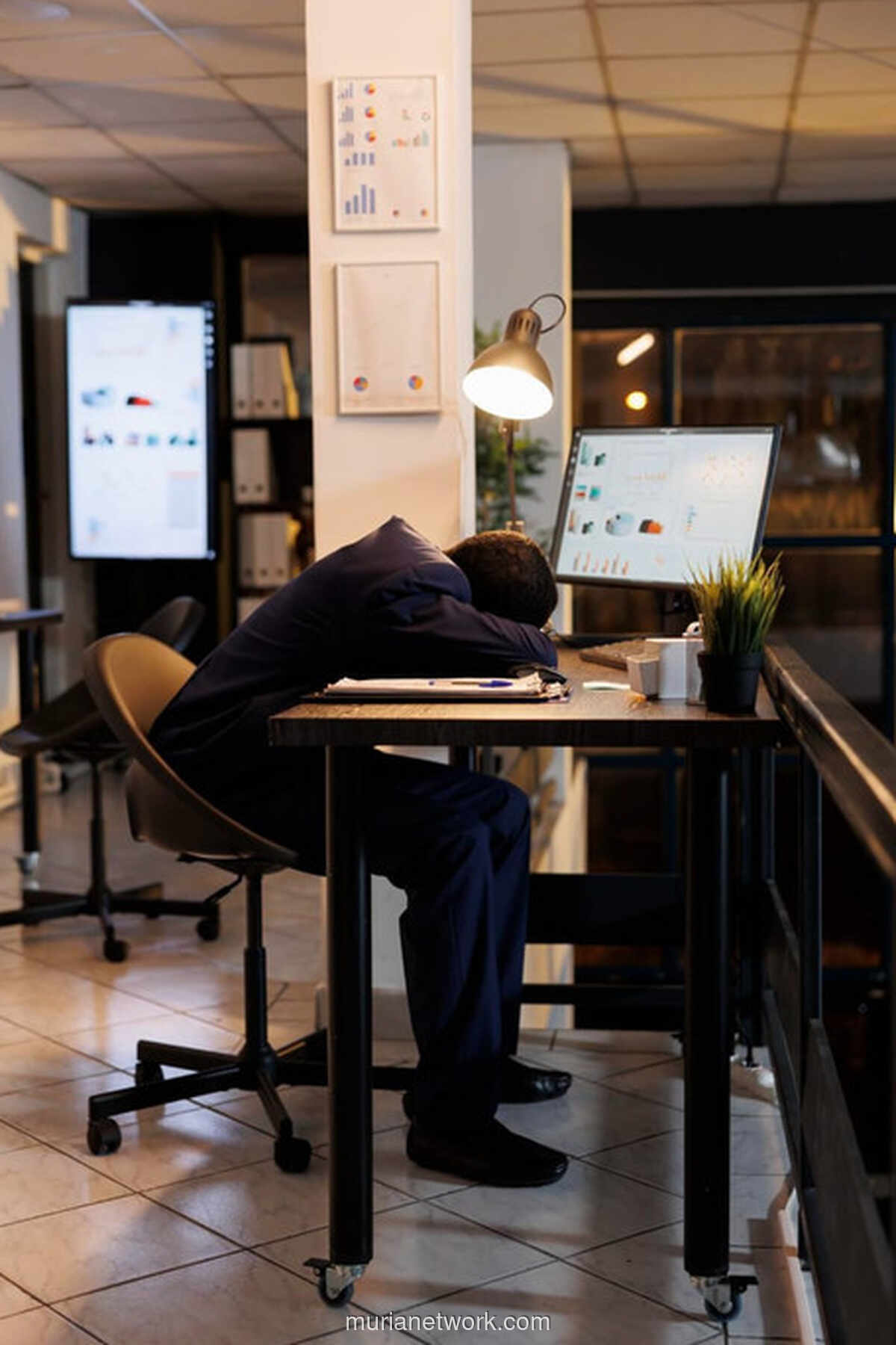 Budaya Sibuk dan Senyum Palsu: Ketika Kerja Berlebihan Dijual sebagai Kesuksesan