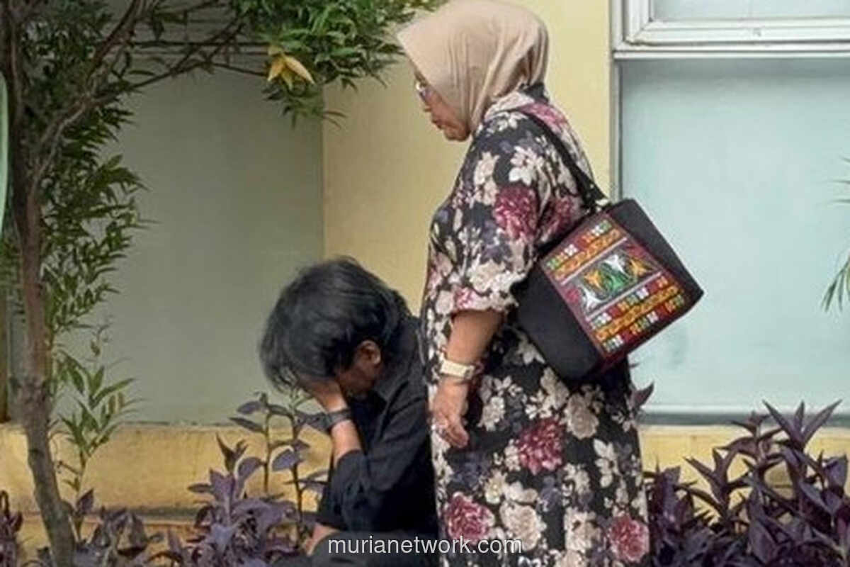 Tangis dan Harap di Depan Pos DVI: Keluarga Korban Kebakaran Kemayoran Menanti Kepulangan