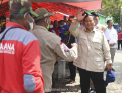 Pelukan Hangat Prabowo di Tengah Puing Bencana